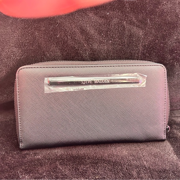 Steve Madden Handbags - Steve Madden Elegant Black Wallet